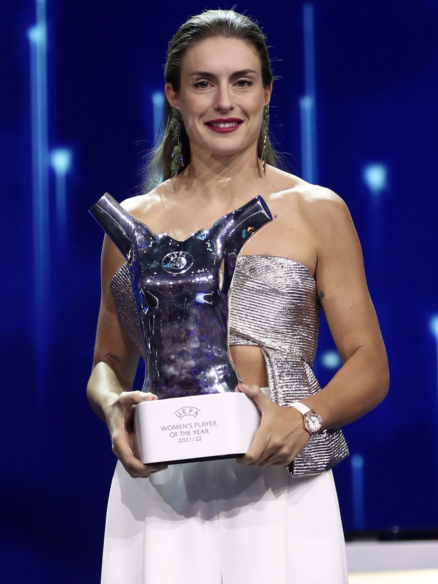 Alexia Putellas recoge el premio a mejor jugadora del año de la UEFA con look de Jesús Peiró. (EFE)