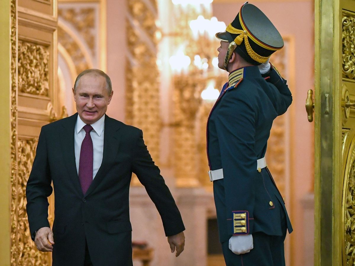 Foto: El presidente ruso Vladímir Putin (c) a su llegada a la ceremonia de entrega de los premios por el "Día de Rusia" en el Gran Palacio del Kremlin. (EFE/Yuri Kadobnov)