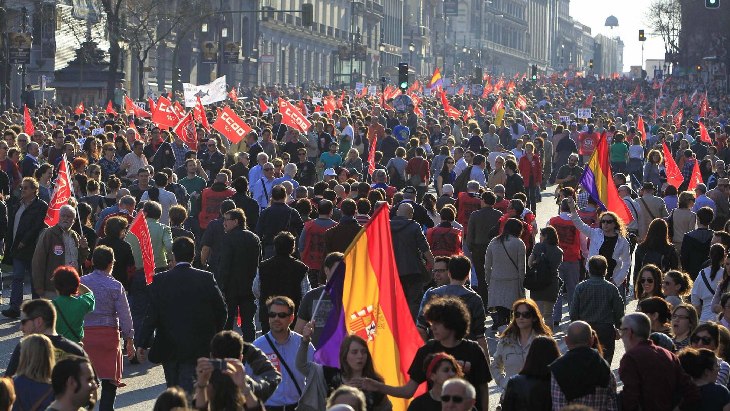 Miles de personas se manifiestan en Madrid contra la reforma laboral en 2012. (EFE)