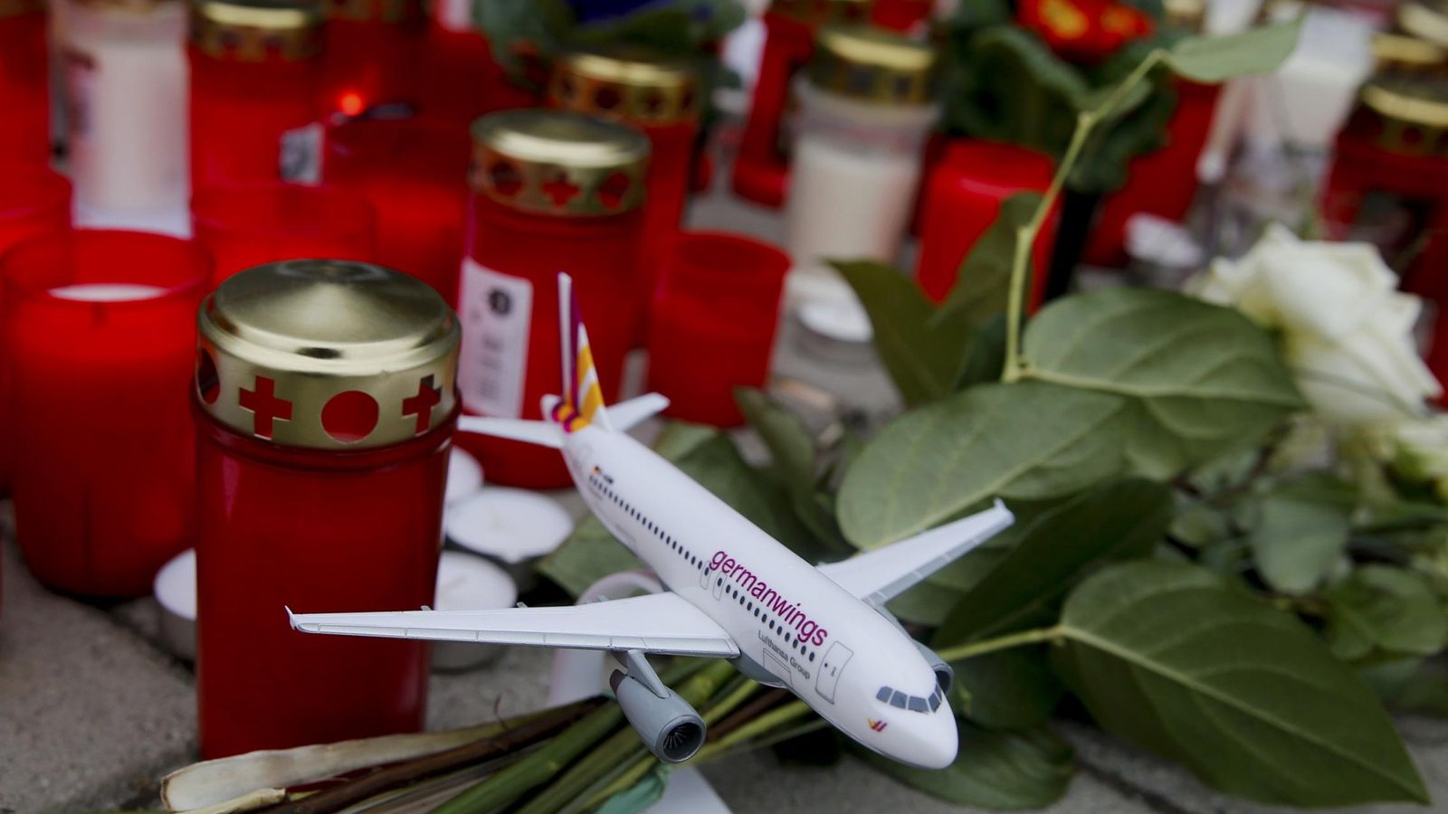 Foto: Velas y un avión de juguete en recuerdo de los fallecidos, en el aeropuerto de Colonia/Bonn. (REUTERS)