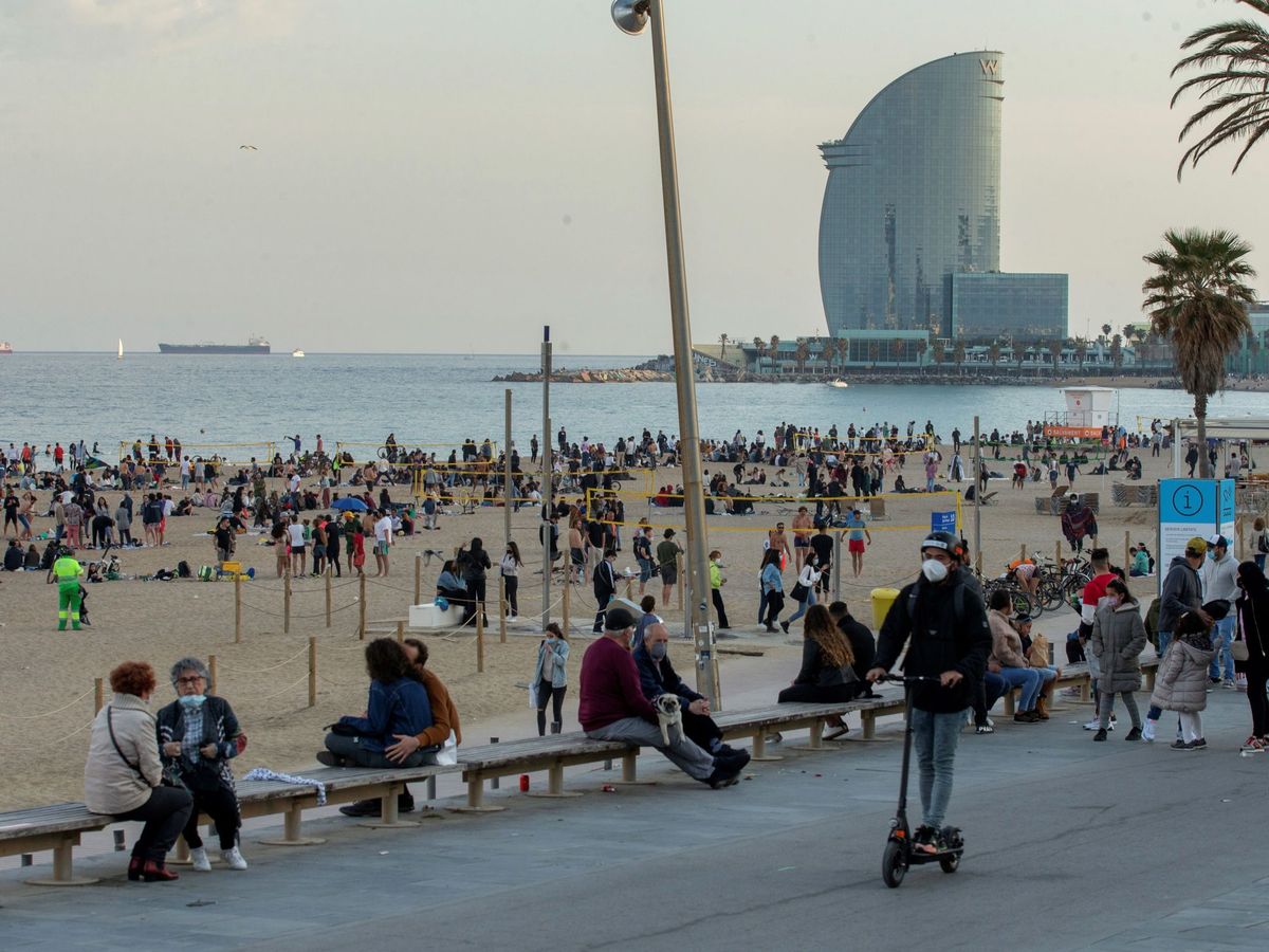 Foto: Vista general de la playa de la Barceloneta, el pasado sábado. (EFE)