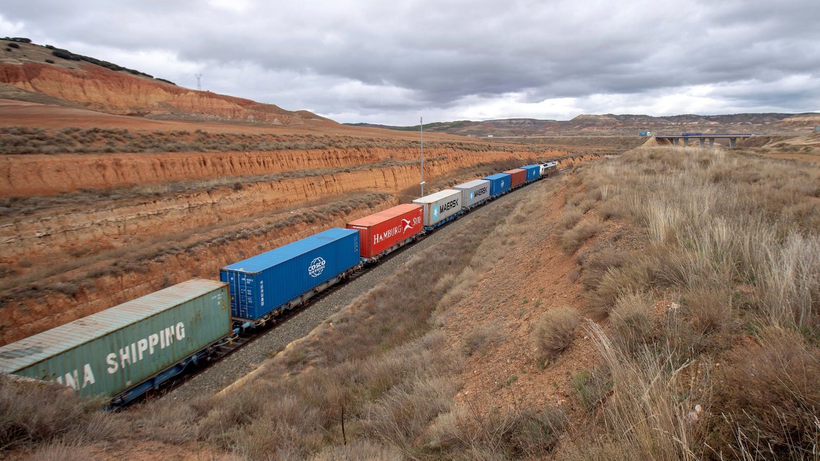 Foto: Vista de un tren de mercancías en la línea de ferrocarril Teruel-Zaragoza. (EFE)