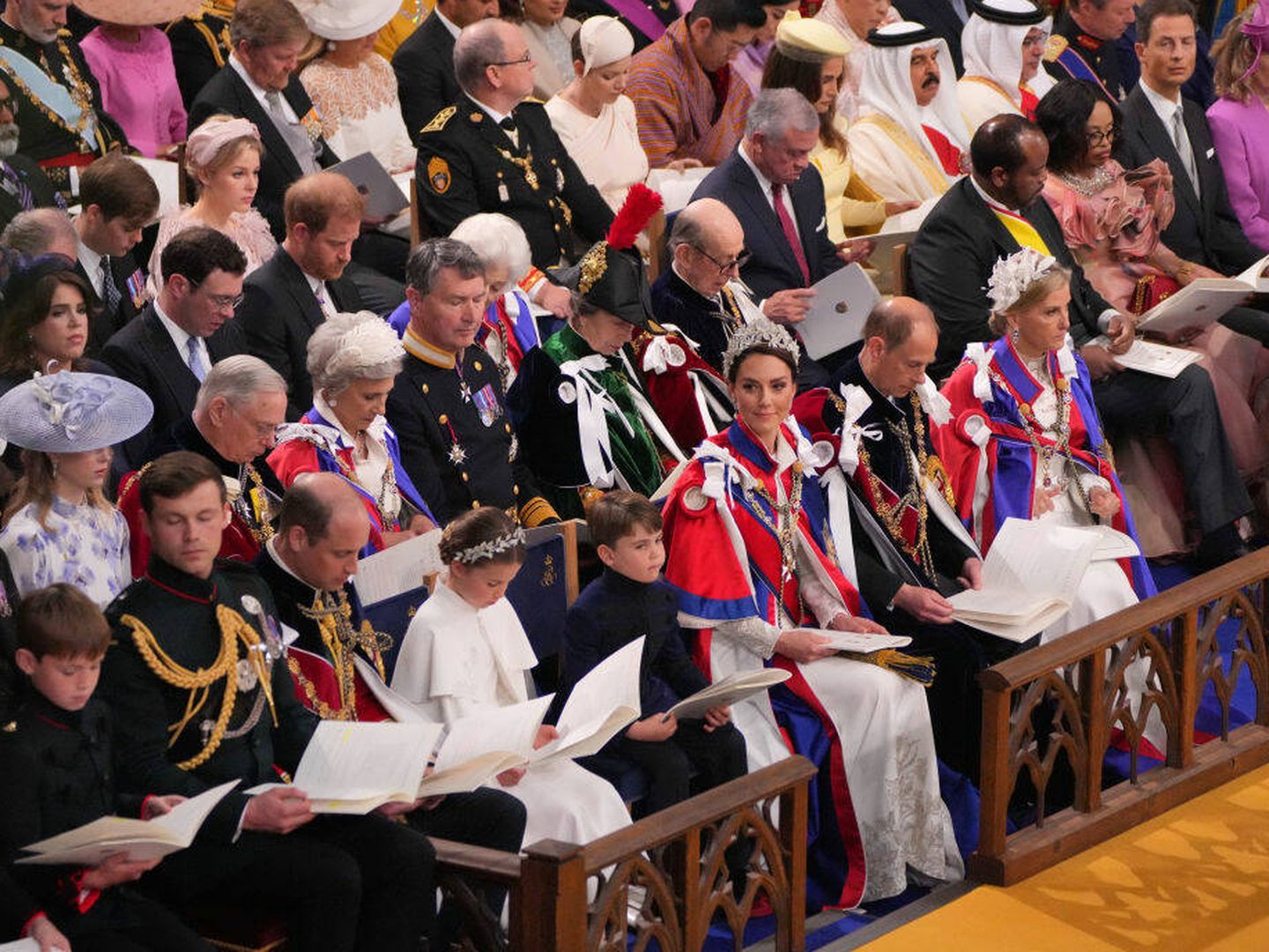 Durante la coronación de Carlos III, el príncipe Harry aparece sentado en al tercera fila de la abadía de Westminster. (Getty)