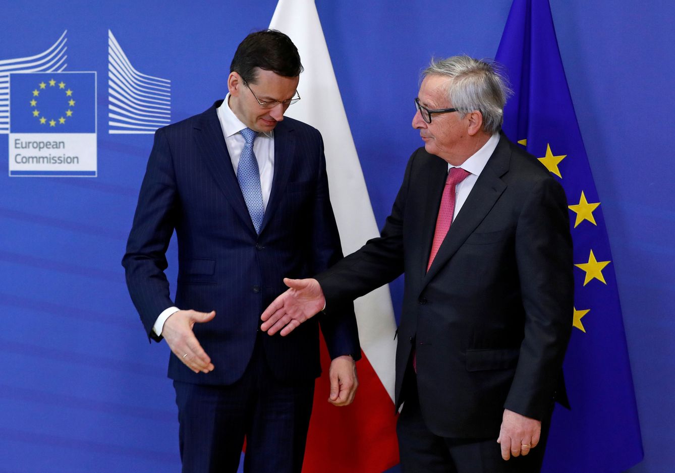 Mateus Morawiecki y el presidente de la Comisión Europea, Jean-Claude Juncker. (Reuters)