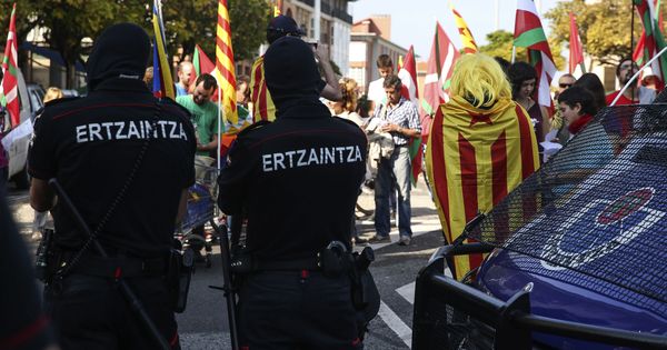 Foto: Agentes de la Ertzaintza en una manifestación en apoyo a la independencia de Cataluña. (EFE) 