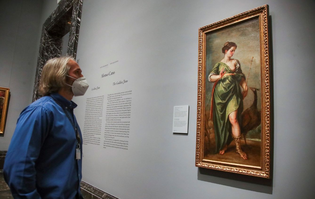 Una persona observa 'La Diosa Juno', del pintor Alonso Cano, el Museo del Prado de Madrid. (EFE/David Fernández)