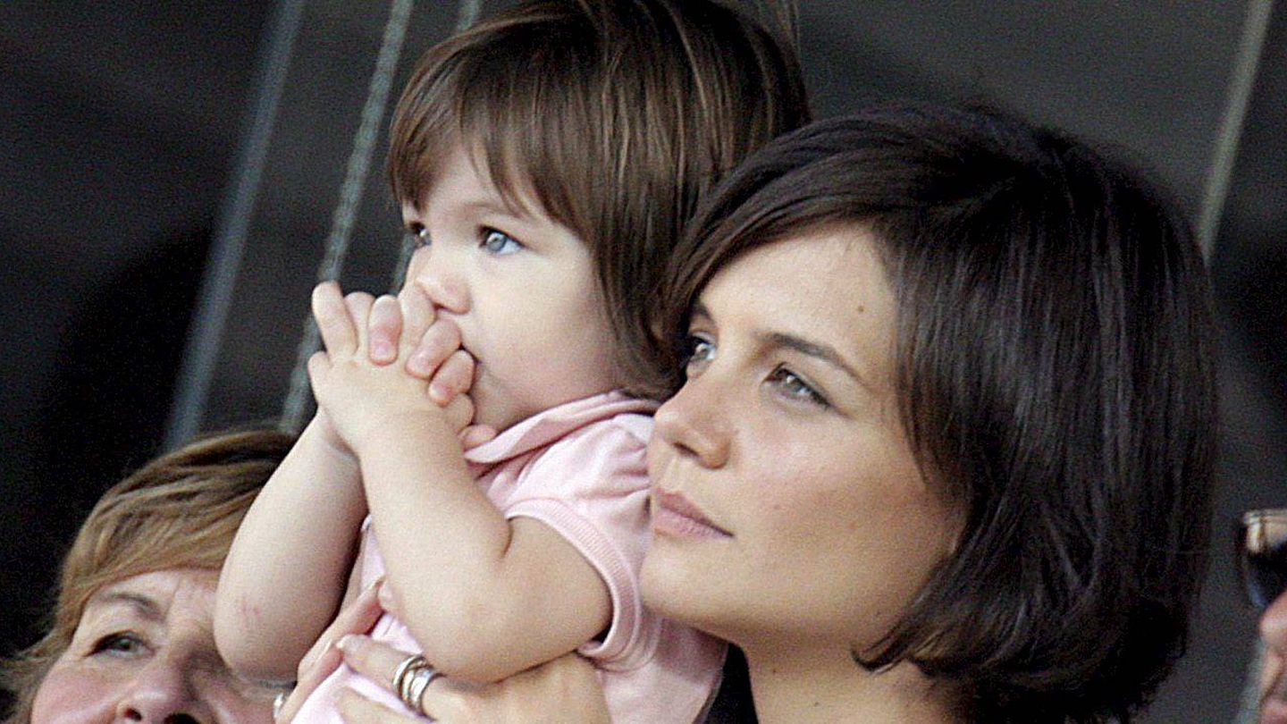 Foto de archivo tomada el 21 de julio de 2007 de la actriz Katie Holmes junto a su hija, Suri Cruise. (EFE)