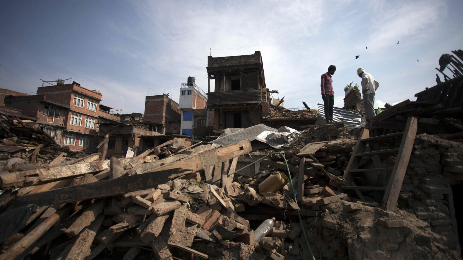 Foto: Supervivientes recuperan sus enseres entre los escombros en Bhaktapur. (EFE)