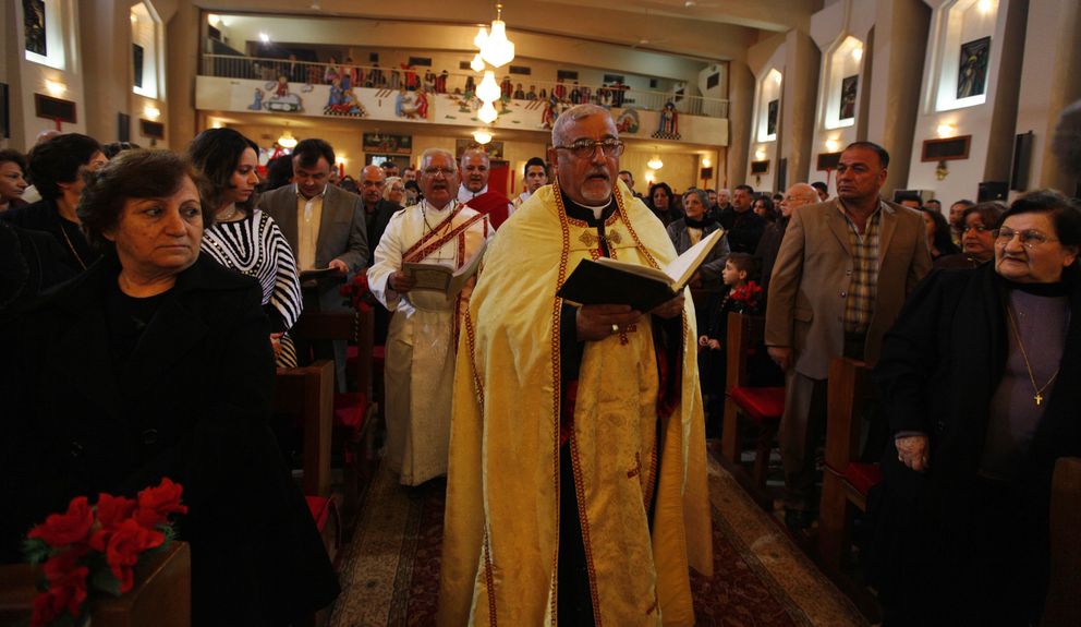 Cristianos iraquíes durante la misa de Navidad en una iglesia de Bagdad (Reuters).