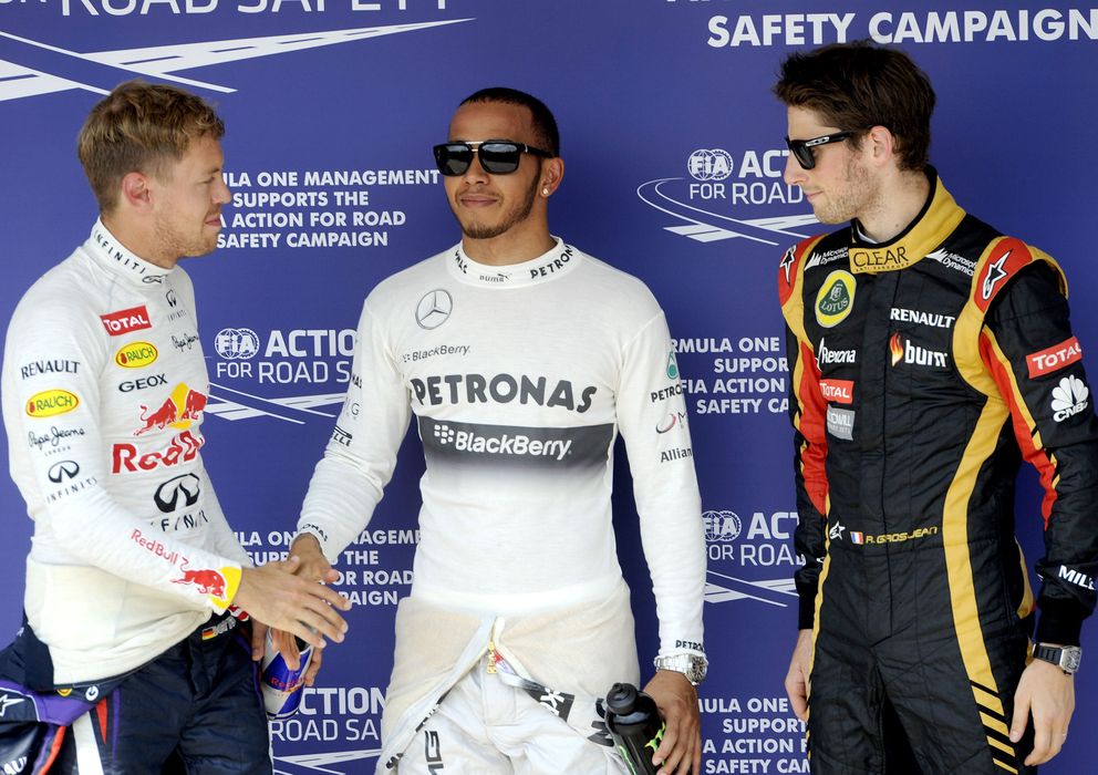 Foto: Sebastian Vettel da la enhorabuena a Hamilton ante la mirada de Grosjean