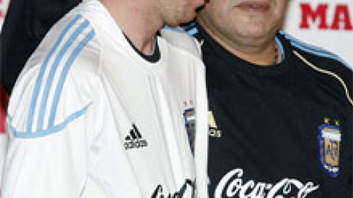 Maradona quiere a Messi con la boca chica