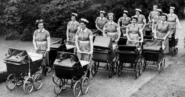 Foto: Un ejército de niñeras, en los años 50. (Getty)