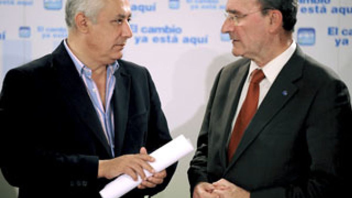 El alcalde de Málaga, presionado por Arenas, baja el sueldo de 22 directivos municipales