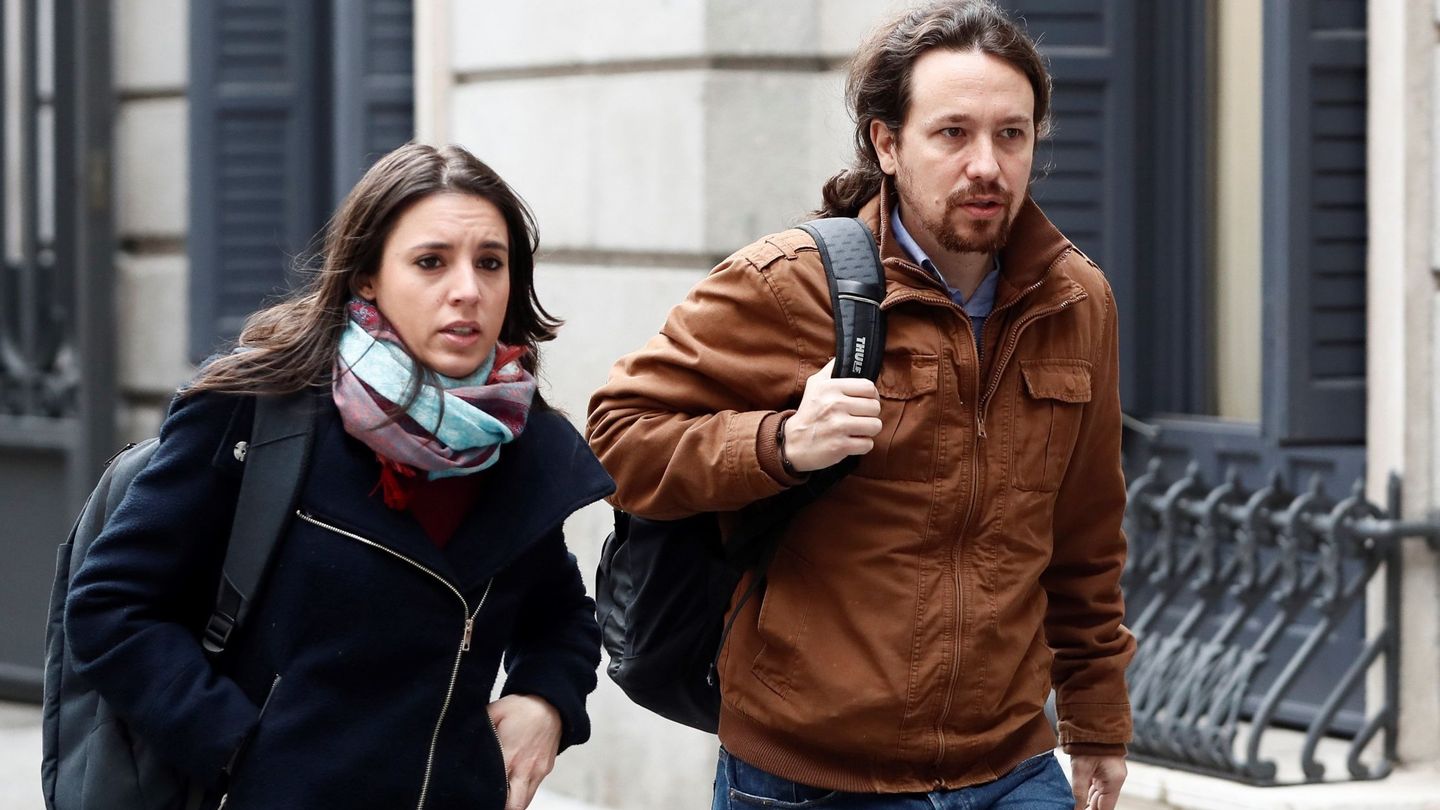 El líder de Podemos junto a su chica en una imagen de archivo. (EFE)