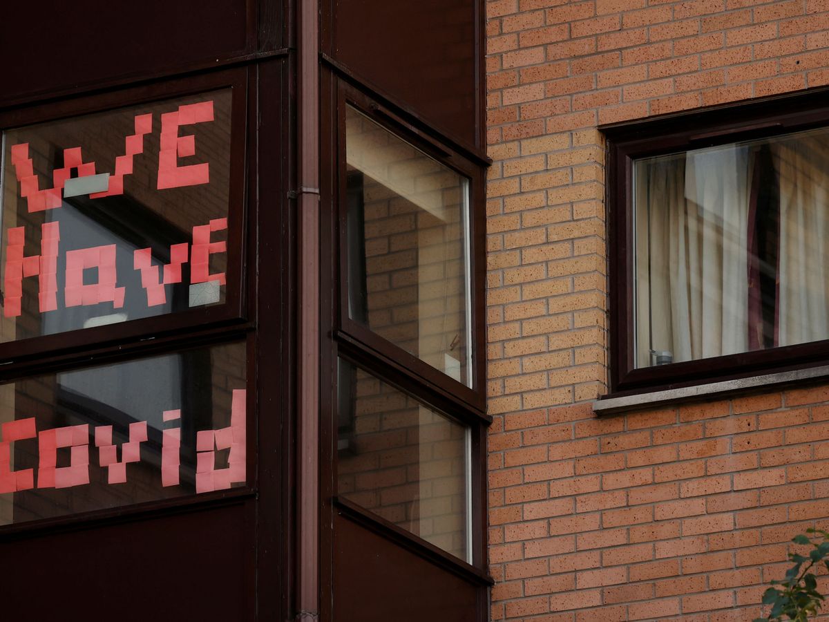 Foto: Un cartel en uno de los alojamientos de estudiantes que ha sufrido un brote, en Manchester (Reuters)
