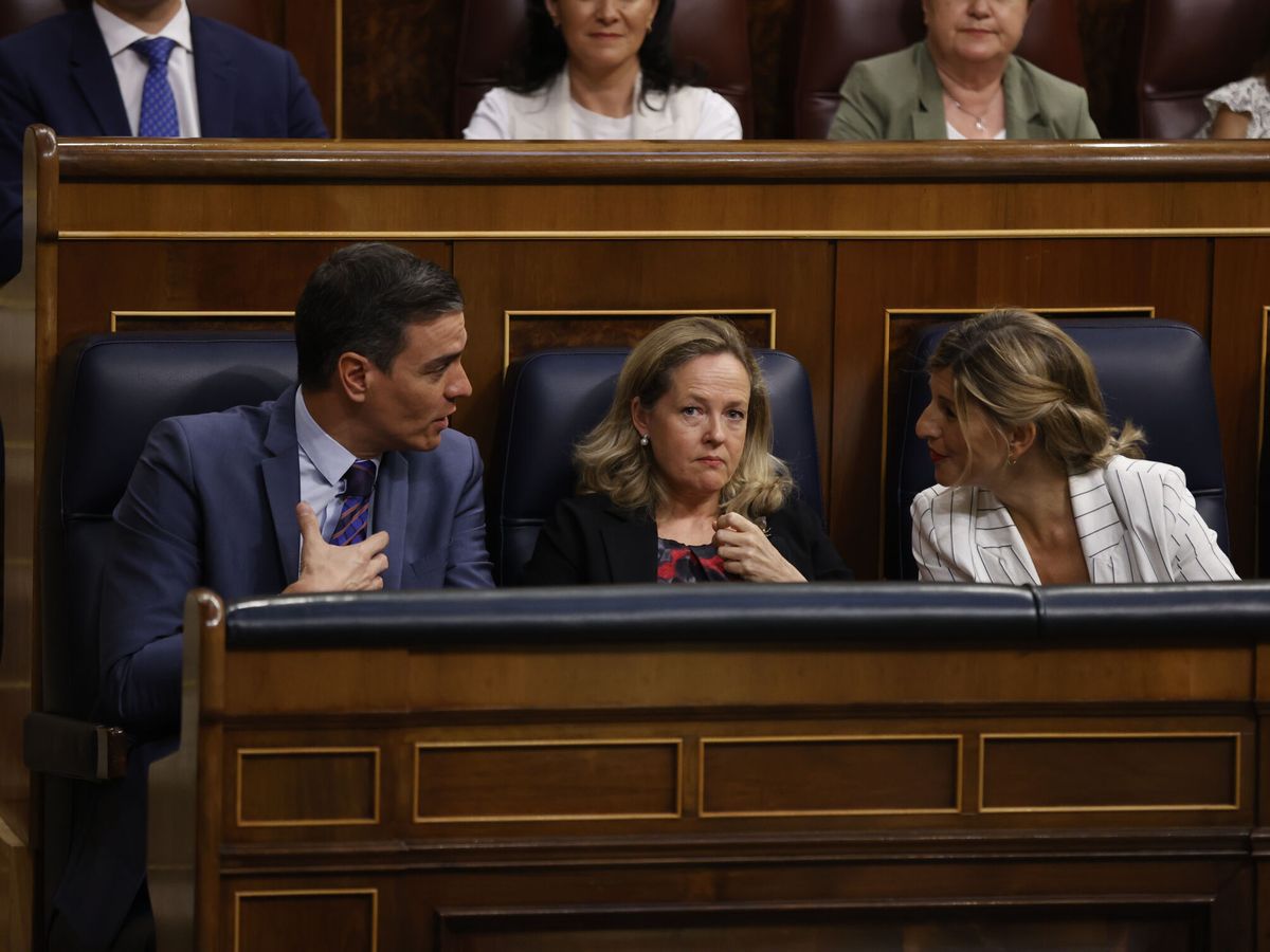 Foto: Pedro Sánchez, Nadia Calviño y Yolanda Díaz en una sesión de control al Gobierno. (EFE/Juan Carlos Hidalgo)