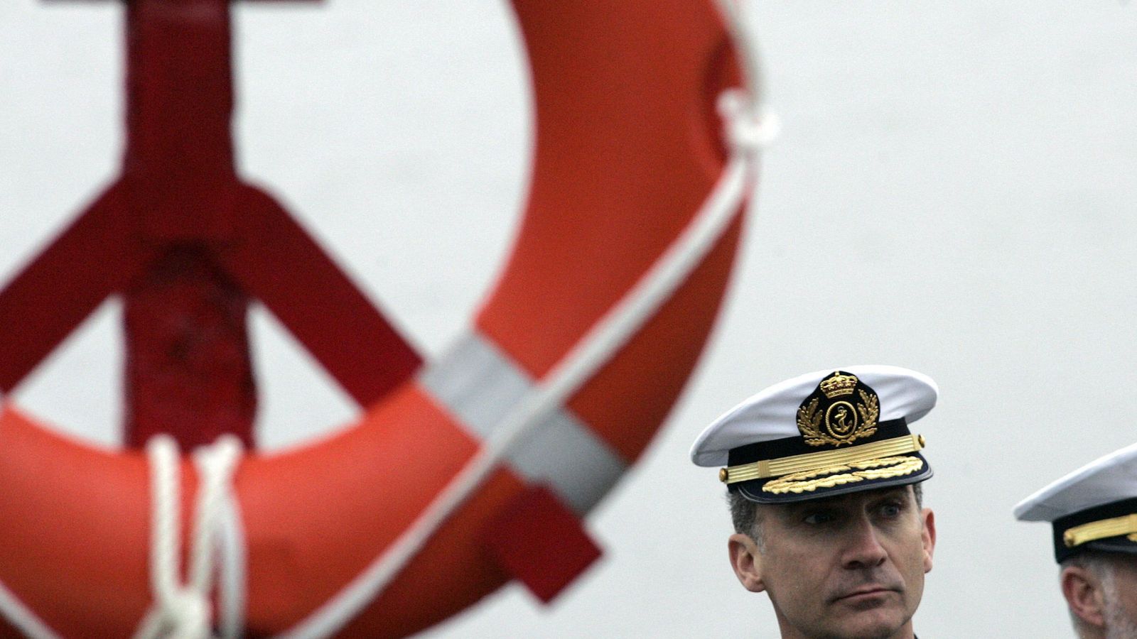 Foto:  El rey Felipe VI llega por mar a la ría de Ferrol durante su visita a la Estación Naval de A Graña. (EFE)