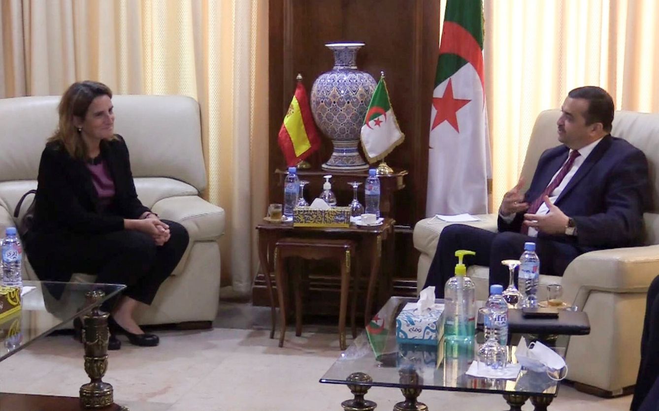 La ministra Teresa Ribera conversa con el ministro argelino de Energía, Mohamed Arkab. (EFE)