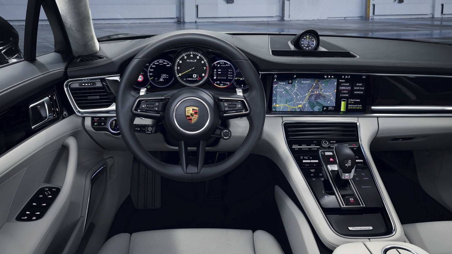 Interior del nuevo Porsche Panamera con sus grandes pantallas. 