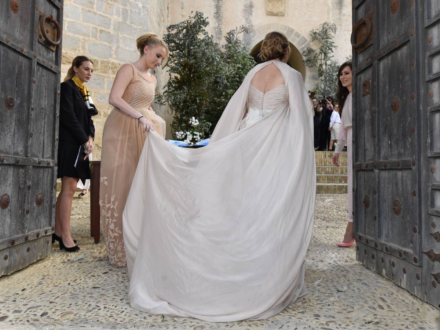  La novia, entrando al castillo. (Cordon Press)