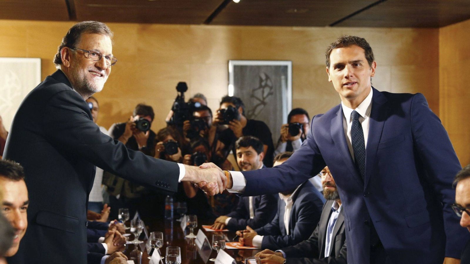 Foto: El jefe del Gobierno, Mariano Rajoy (i), y el líder de Ciudadanos, Albert Rivera, se estrechan la mano durante la reunión de sus respectivas delegaciones. (EFE)