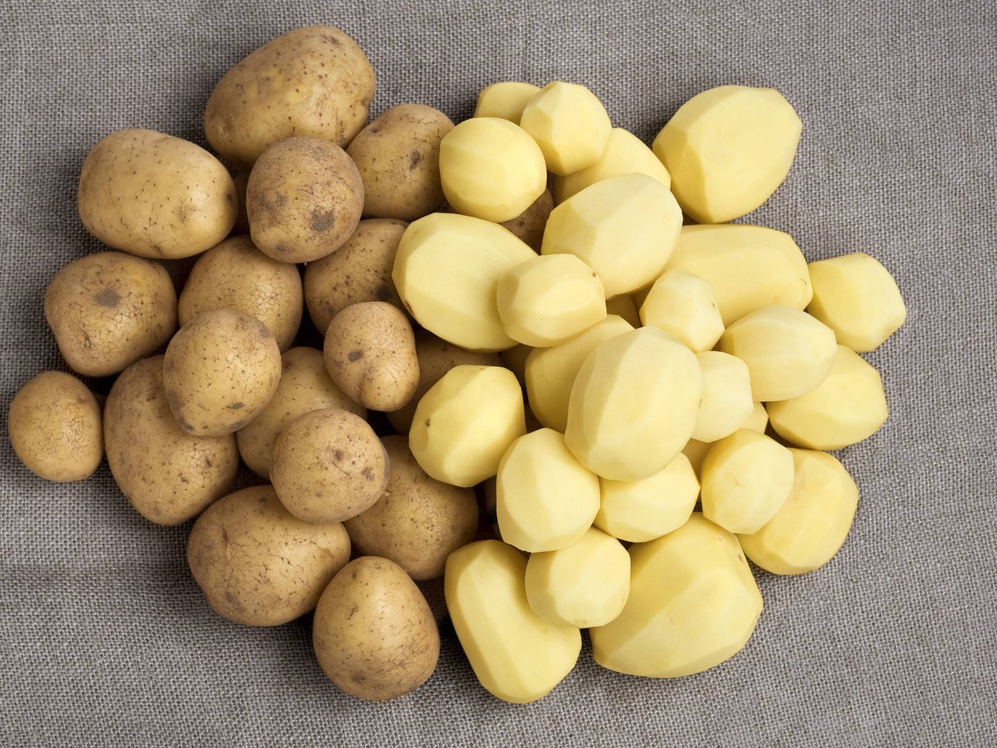 Patatas con y sin piel. (iStock)