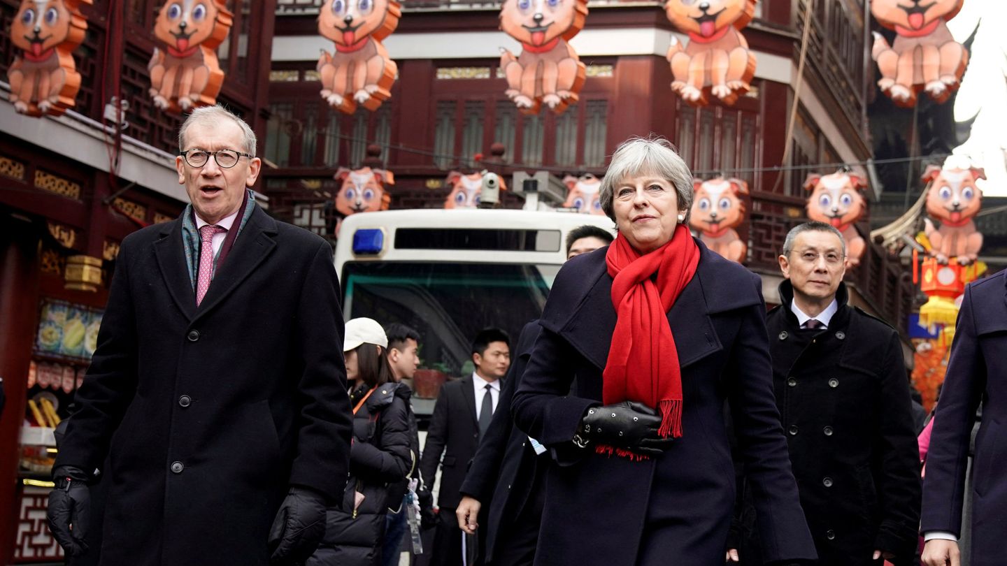 Theresa May y su marido Philip durante una visita en Shanghái, China. (Reuters)