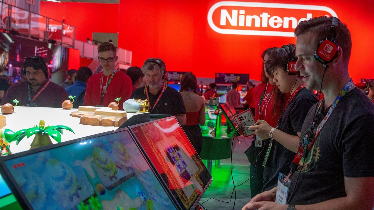 Asistentes juegan a Zelda en un evento de Nintendo. 