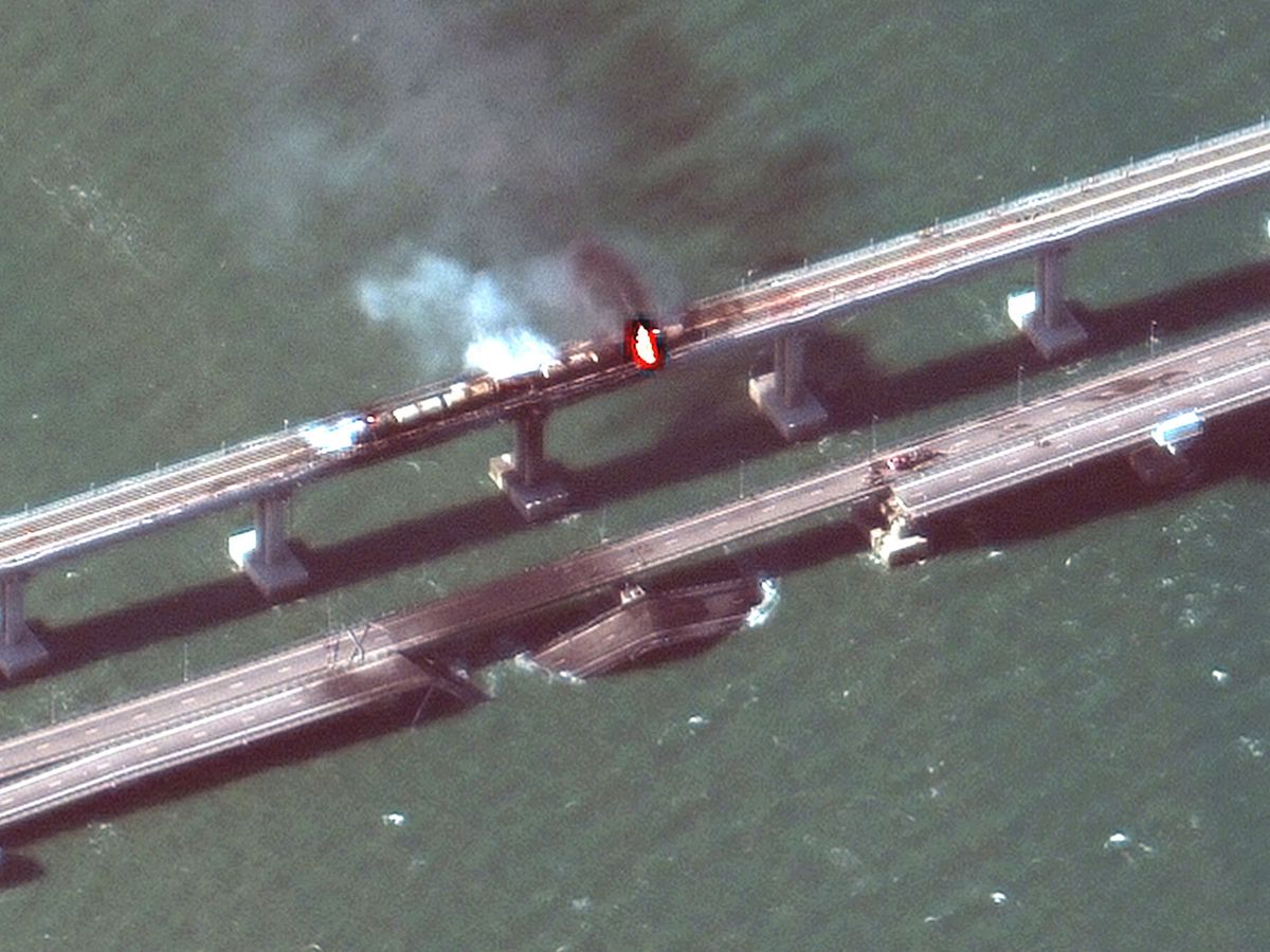Foto: Imagen satelital del tramo dañado del puente de Kerch. (Reuters/Maxar Technologies)