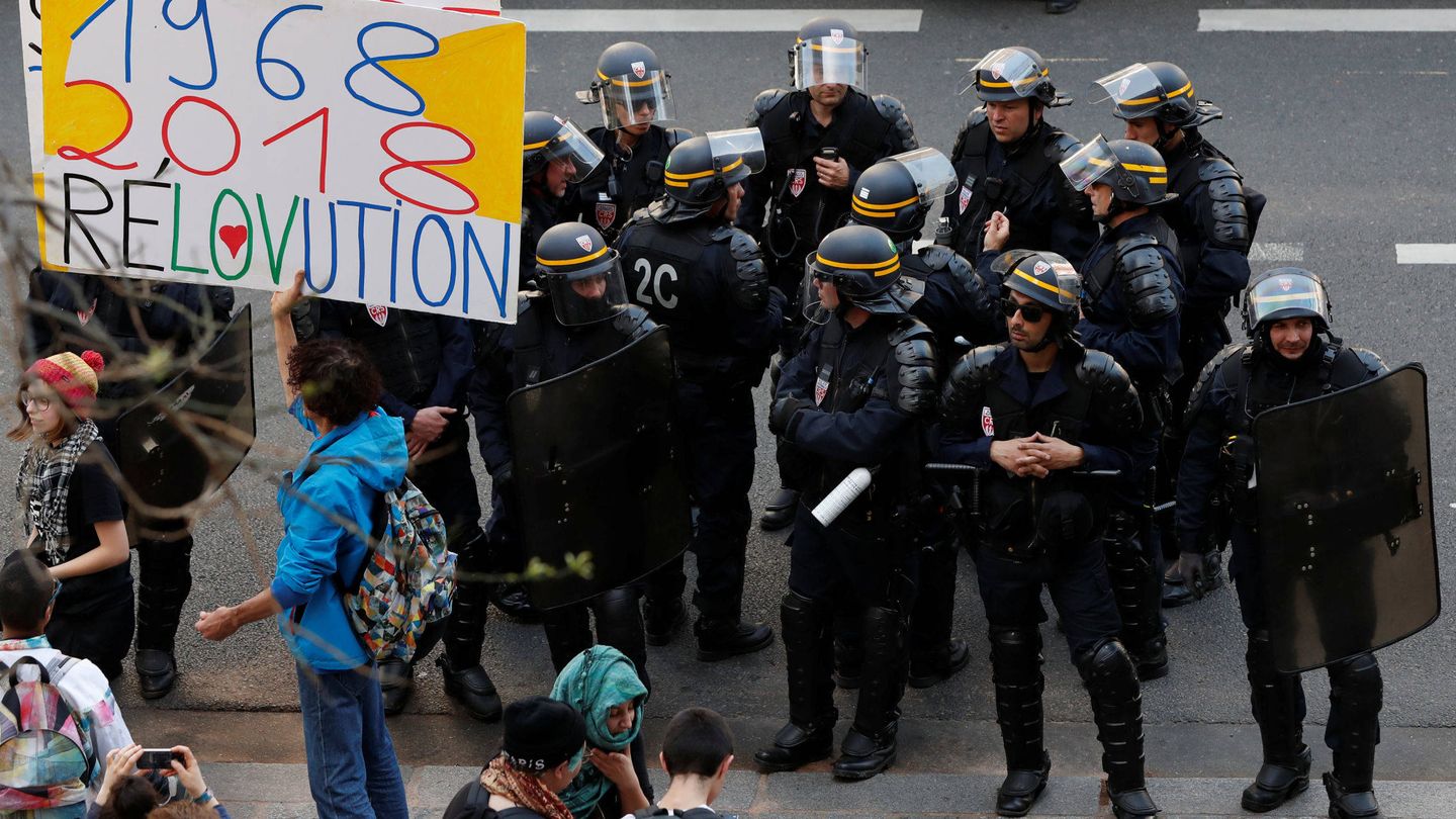 Los antidisturbios desalojan a un centenar de personas que habían ocupado la Universidad Tolbiac en París, el pasado 20 de abril de 2018. (Reuters)