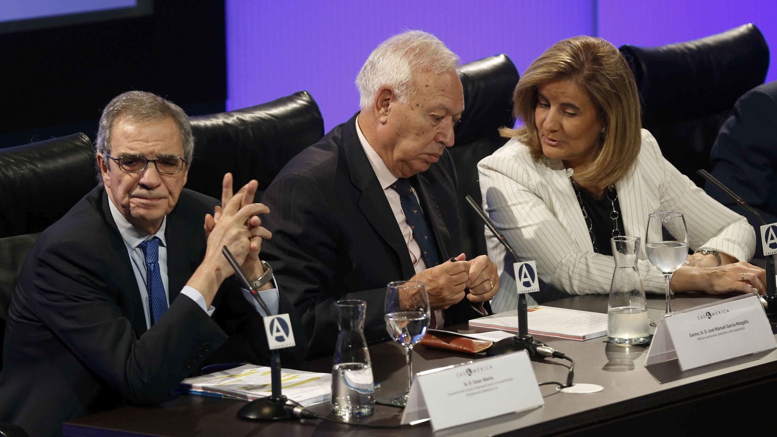 Foto: El presidente de Telefónica, César Alierta, junto al ministro de Exteriores, José Manuel García-Margallo, y la ministra de Empleo, Fátima Báñez. (EFE)