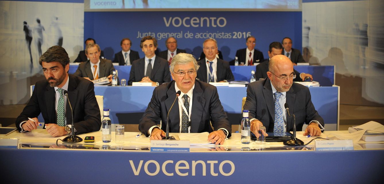 Luis Enríquez y Santiago Bergareche, en la última junta de accionistas de Vocento. (EFE)