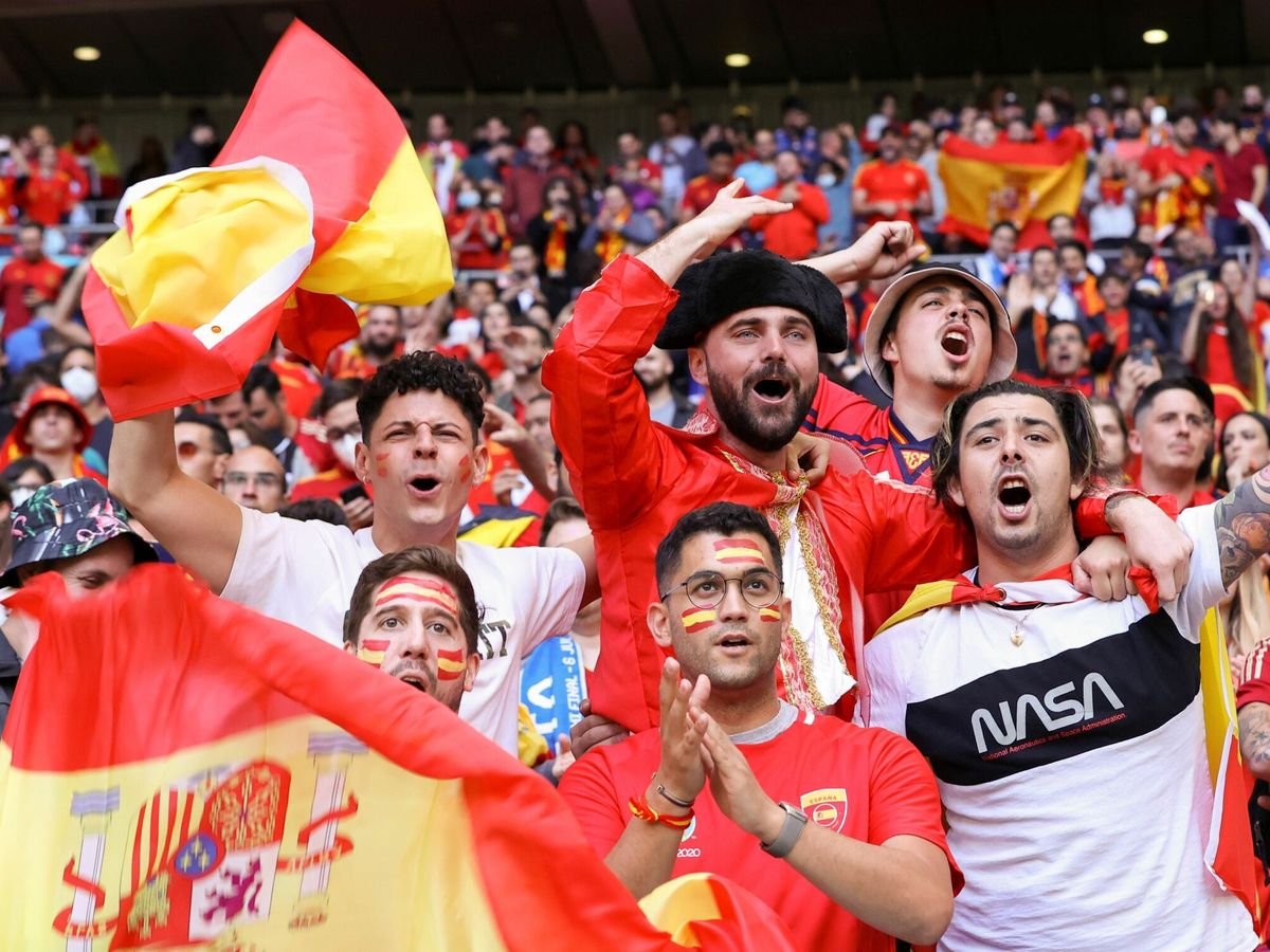 Foto: Aficionados españoles en las semifinales de la Eurocopa 2020. (EFE/Kiko Huesca )