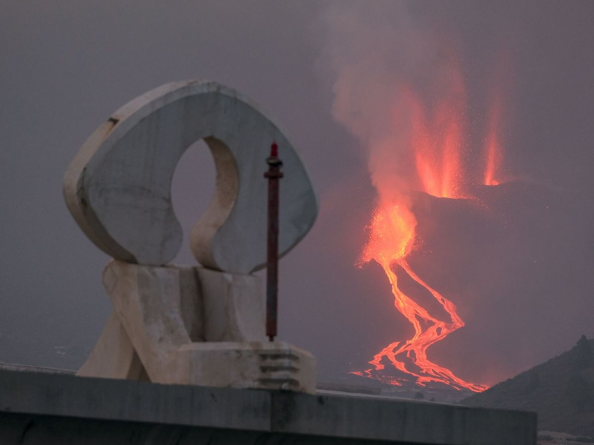 Foto: La nueva colada del volcán de la palma, más fluida, avanza hacia el mar. Ángel Medina G. (EFE).