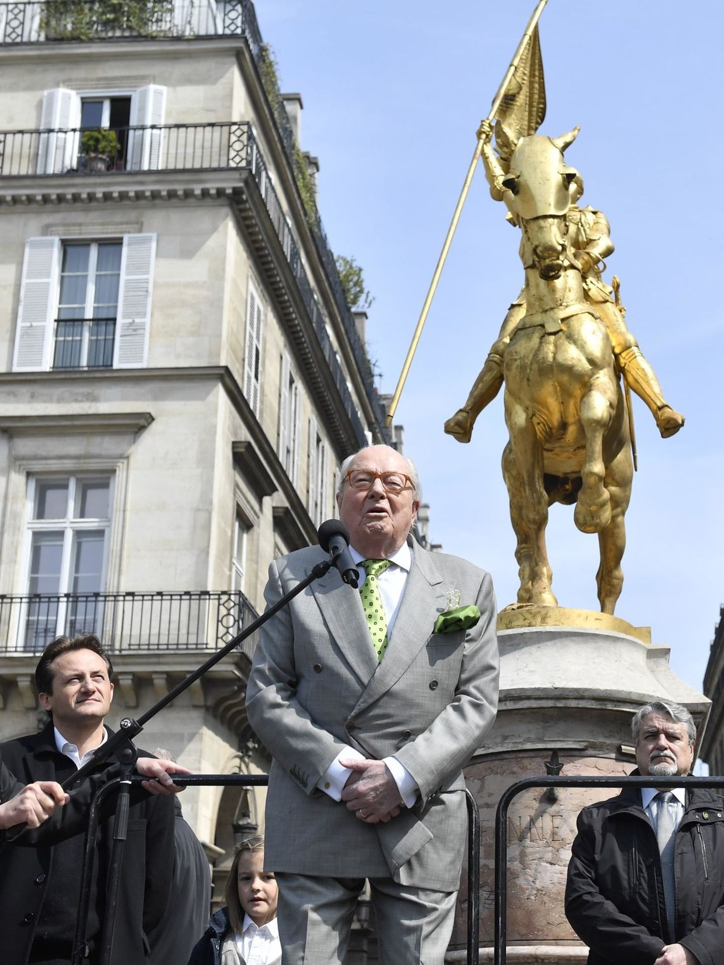 El ultraderechista Jean-Marie Le Pen, en un discurso ante la estatua de Juana de Arco en París. (EFE)