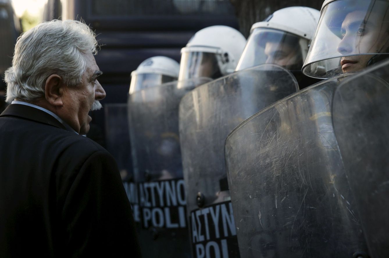 El diputado comunista Christos Katsotis habla con la policía durante una protesta contra la reforma de las pensiones en Atenas, el 8 de enero de 2016. (Reuters)