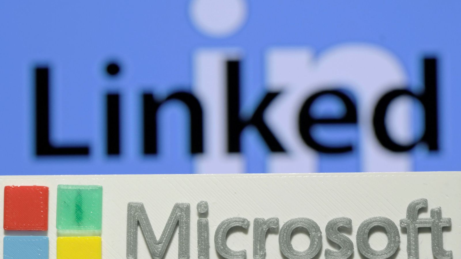 Foto: Logos de LinkedIn que ha sido comprada por Micrsoft esta semana. (Reuters)