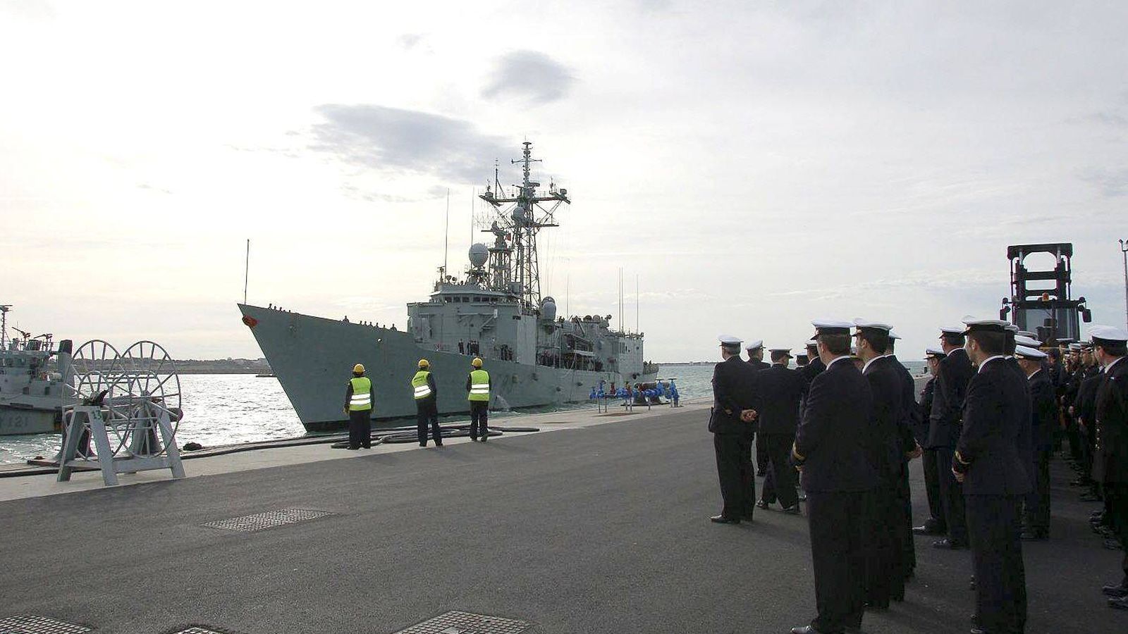 Foto: La fragata 'Navarra', en el puerto de la base naval de Rota (Cádiz). (EFE)