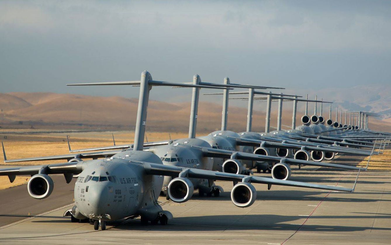  22 aviones de carga de la USAF, en formación (siete C-17 Globemaster, once KC-10 Extender y cuatro C-5B Galaxy)