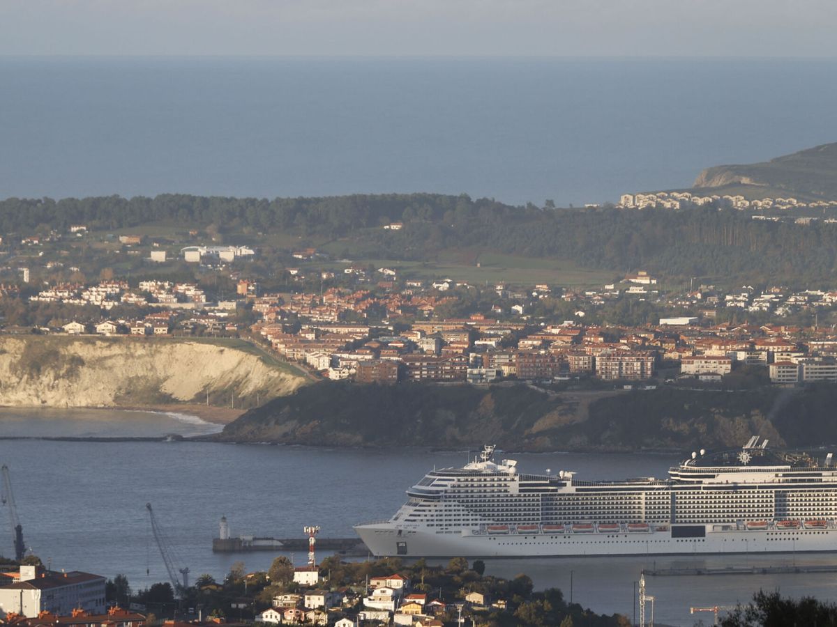 Foto: Un crucero amarrado en el puerto vizcaíno de Getxo. (EFE/Luis Tejido)