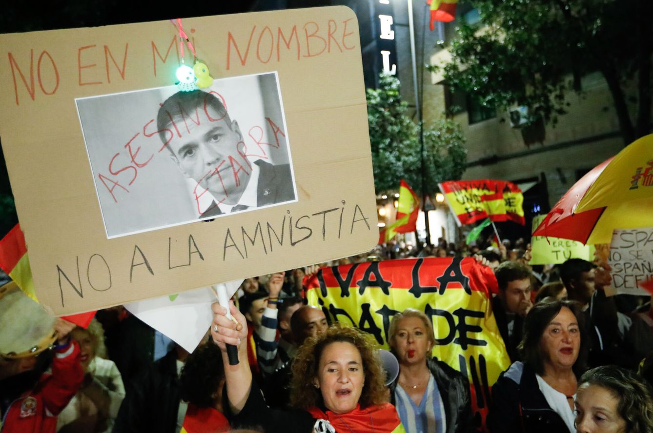Decenas de personas en contra de la amnistía se dirigen a la sede del PSOE en la calle Ferraz.