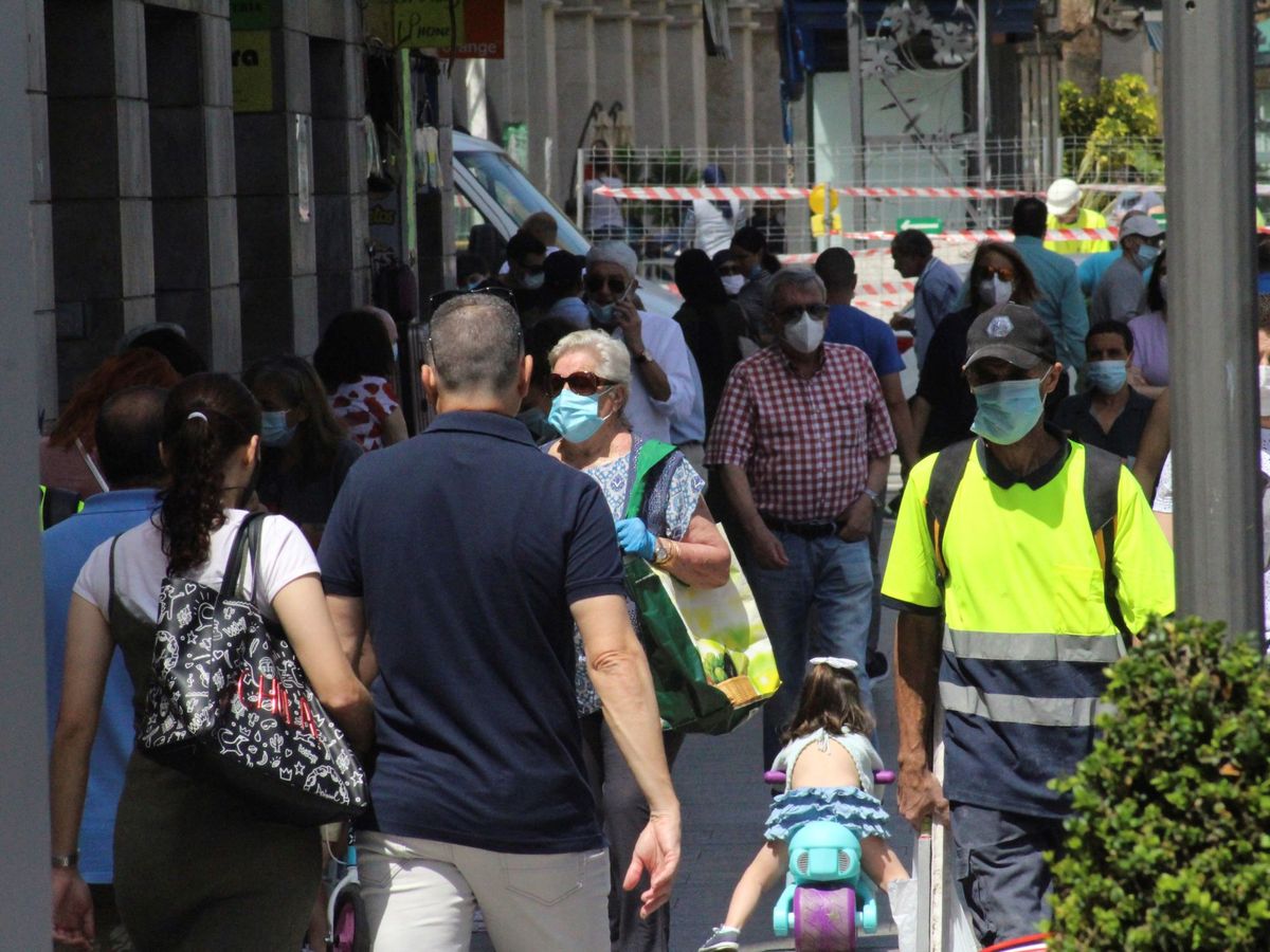 Foto: Varias personas pasean este viernes por una calle de Ceuta. (EFE)