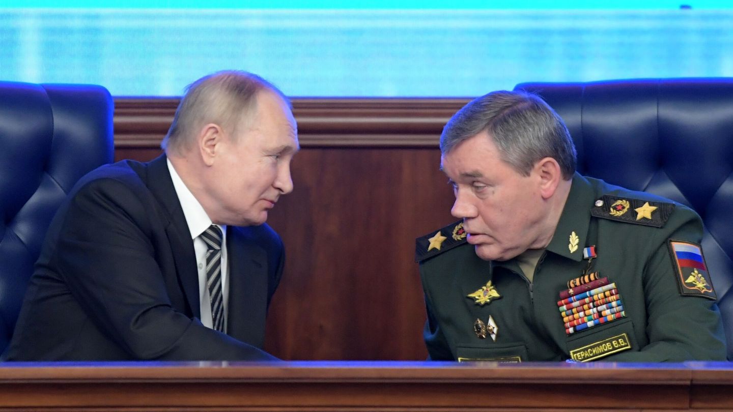 El presidente ruso Vladímir Putin, junto al jefe de las fuerzas armadas rusas, el general Valery Gerasimov, a finales del año pasado. (Reuters)