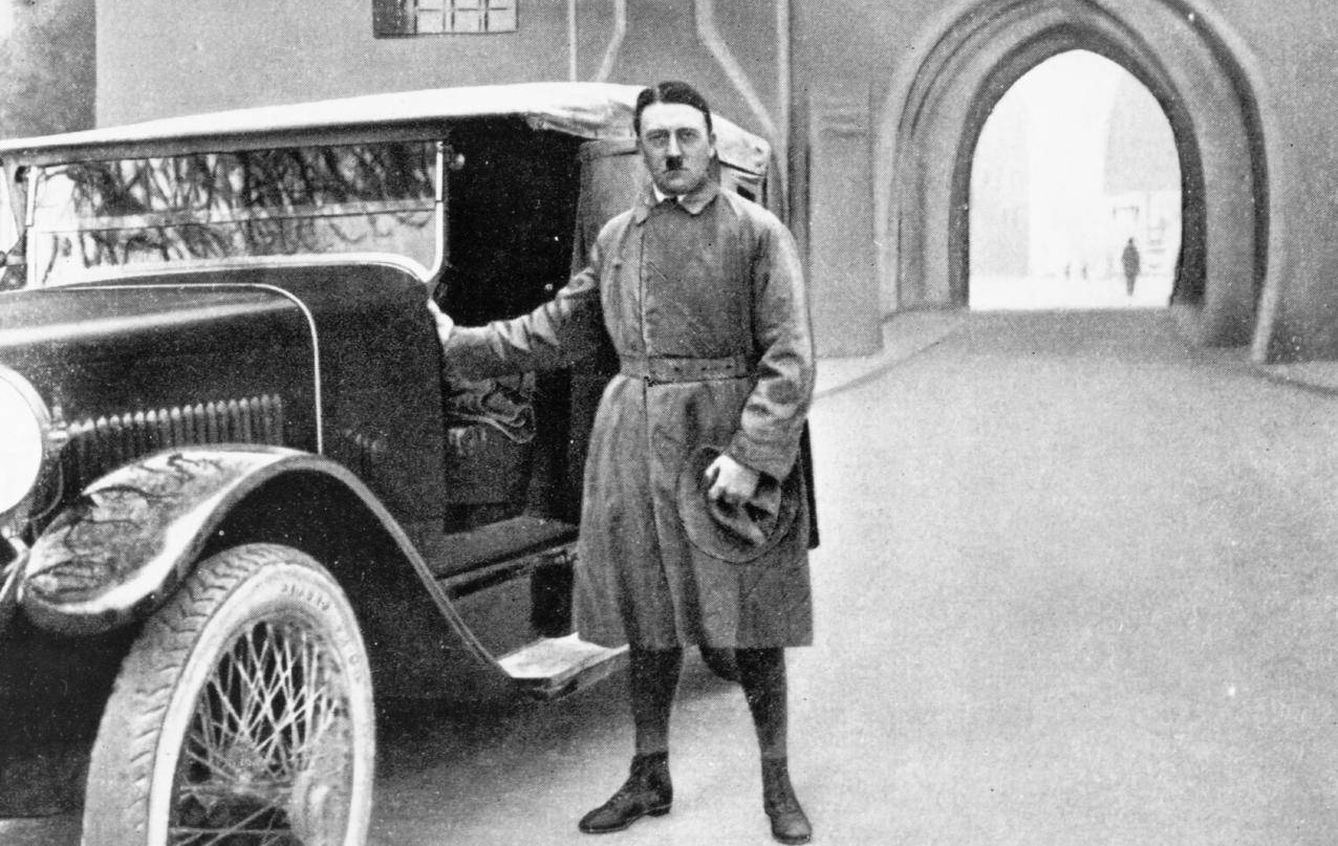 Hitler, tras salir en libertad de la fortaleza de Landsberg en diciembre de 1924.