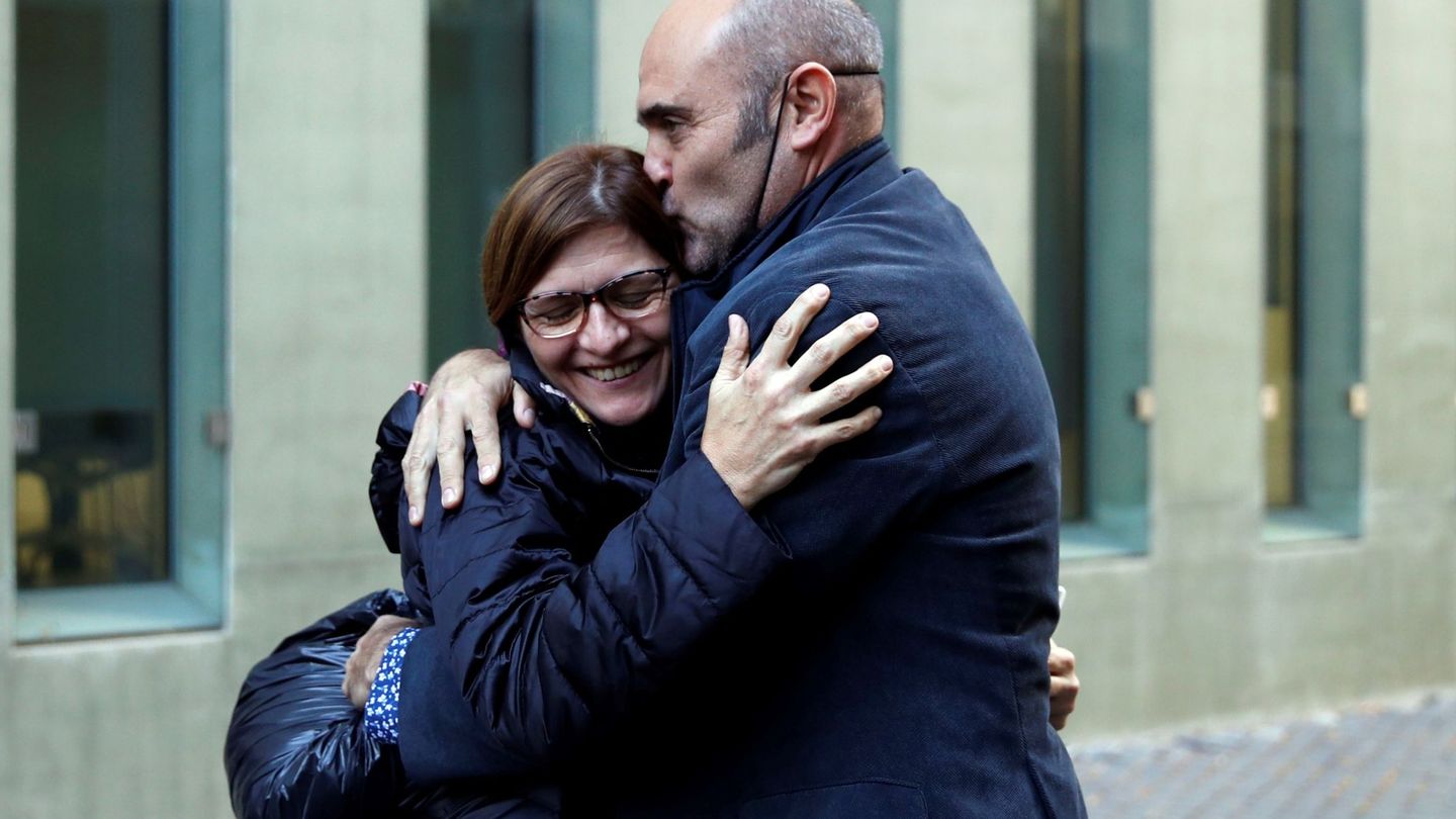El exconseller de ERC Xavier Vendrell abraza a su pareja tras su puesta en libertad. (EFE)