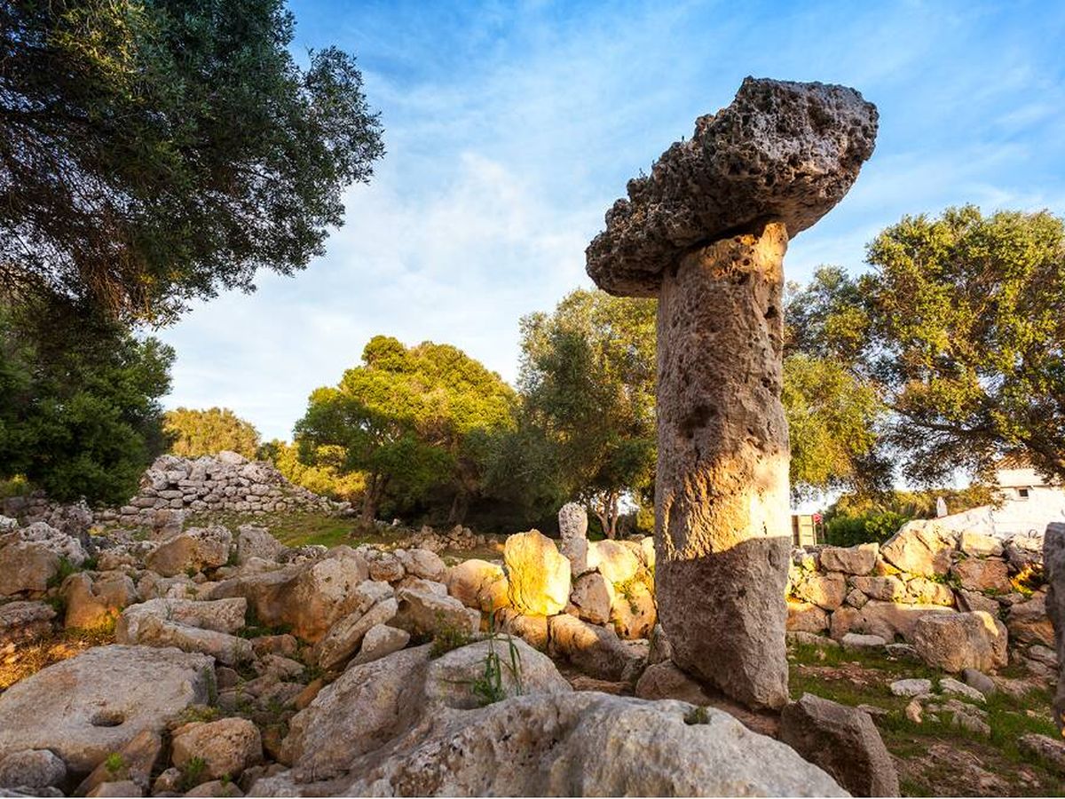 Foto: Un monolito en un poblado talayótico de Menorca. (Cedida/Sotheby's International Reality)