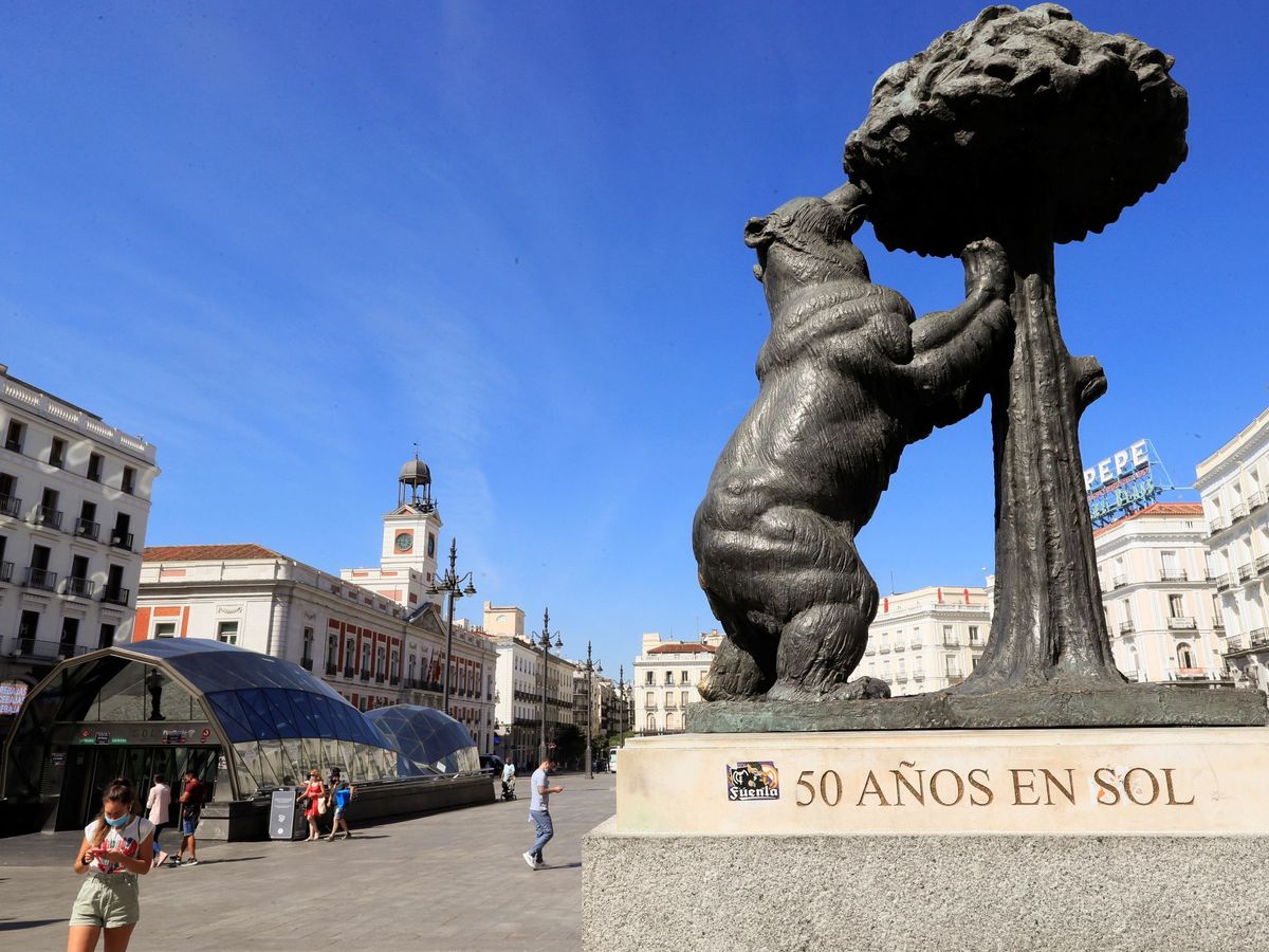 Foto: MADRID, 24 08 2020.- La estatua del Oso y el Madroño vista en una Puerta del Sol casi vacía por la pandemia (EFE)