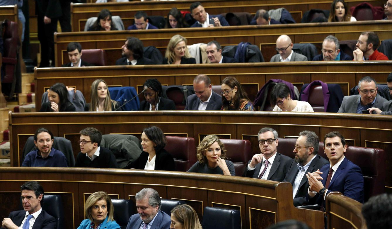 Pablo Iglesias (segunda fila, izquierda) y Albert Rivera (derecha), en el pleno de Constitución de las Cortes. (EFE)