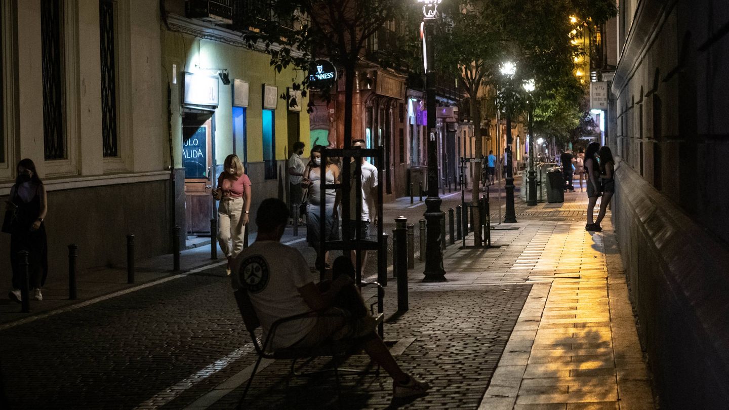 Una calle del barrio de Malasaña con poca afluencia de gente este viernes por la noche. (Fotografía: Carmen Castellón)