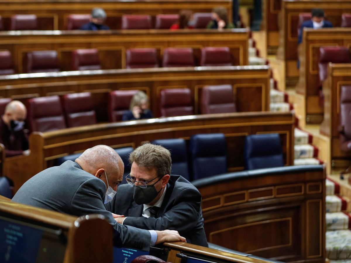 Foto: El portavoz del PDeCAT, Ferran Bel (d), conversa con el portavoz adjunto del PSOE, Rafael Simancas, durante un pleno del Congreso. (EFE)